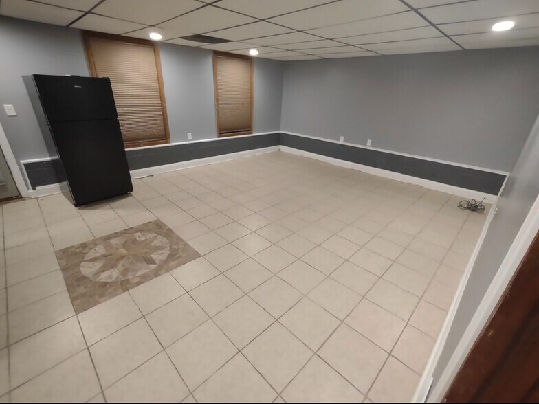 Building Photo - Room in House on New Crossing Trail E