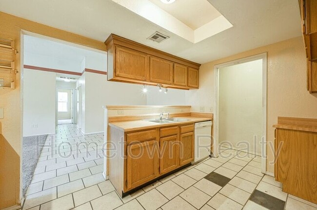 Building Photo - 2000 Twisted Oak Cir