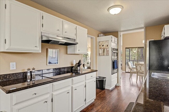 Building Photo - Charming Pebble Beach Condo - Move in Ready!