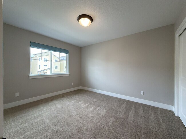 Building Photo - 12425 SW Silvertip St