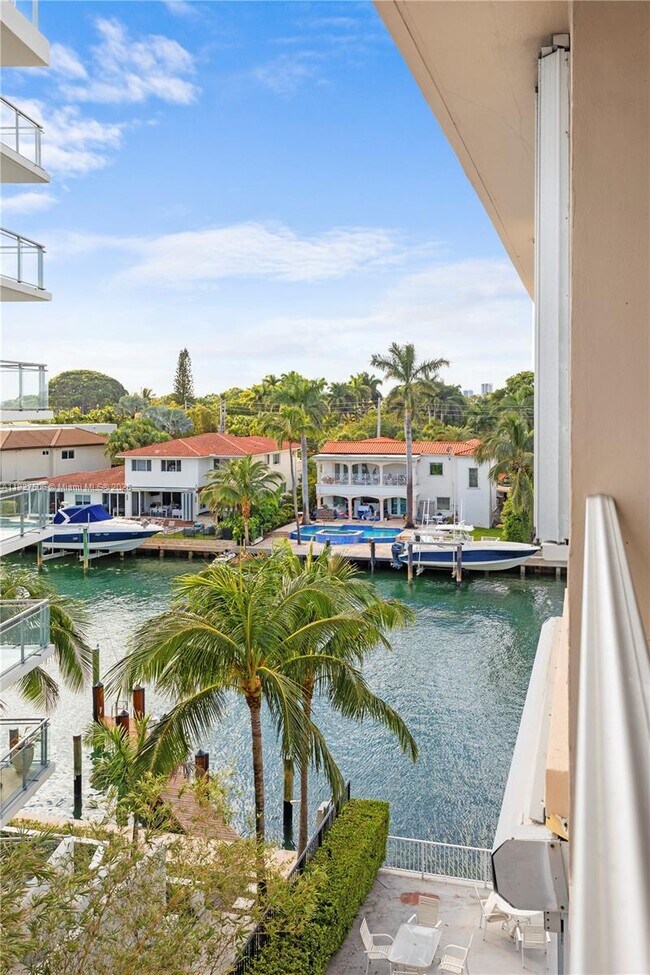 Building Photo - 9440 W Bay Harbor Dr