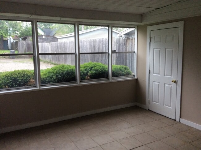 Building Photo - Near Downtown 2 BR home