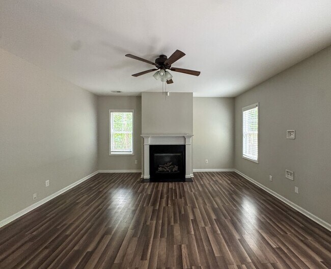 Building Photo - Spacious 4 Bed 2.5 Bath Fayetteville Home