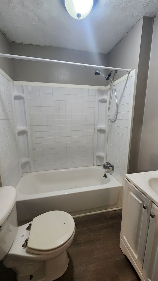 Building Photo - Affordable 2BR, 1BTH flat with utilities included & convenient location!