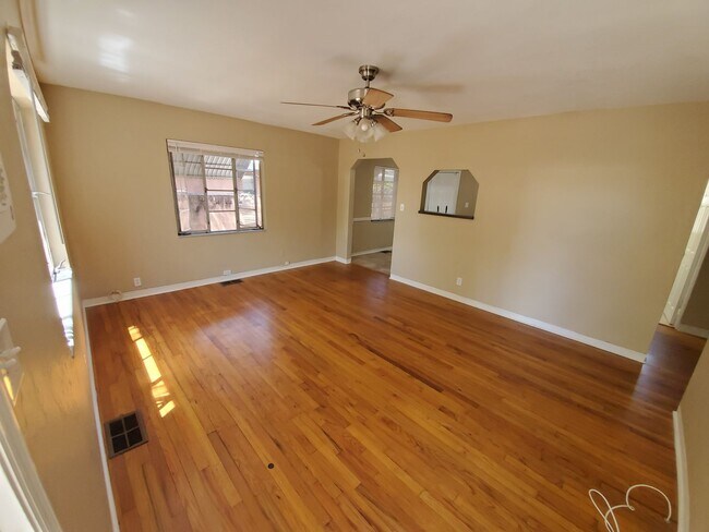 Building Photo - Two Bedroom House with carport