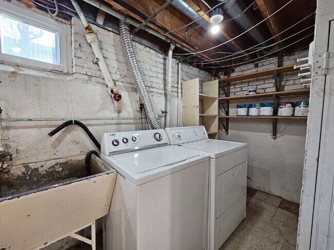 Building Photo - 1401 Roslyn St