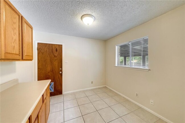 Building Photo - 12401 Knoll Ridge Dr