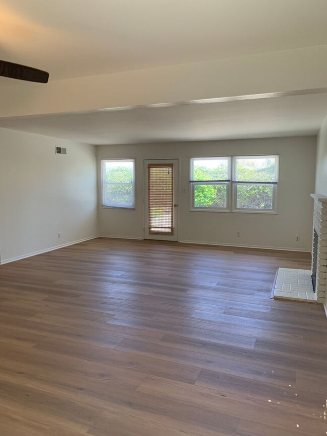 Building Photo - Great Neighborhood, 3 Bedroom Home for Rent