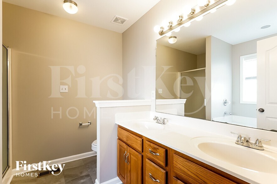 Building Photo - 3668 Aurora Dr