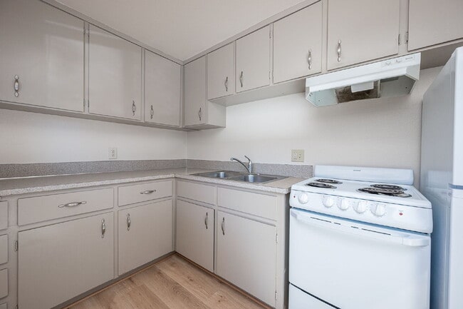 Building Photo - Affordable, Attractive 2-bed in a small Complex