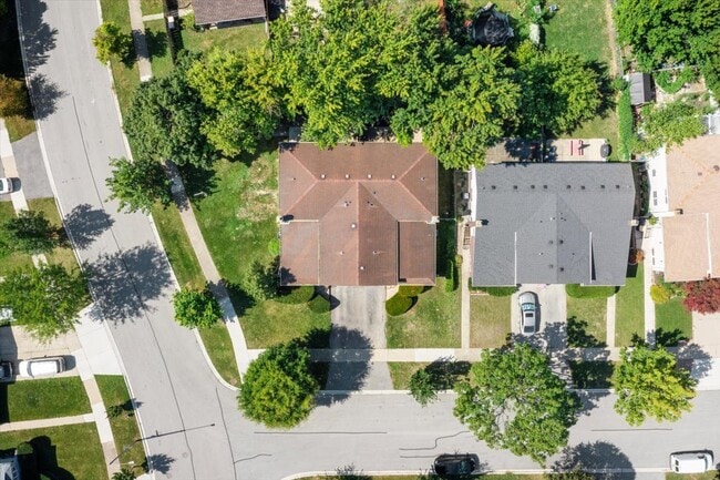 Building Photo - 1704 N Drury Ln