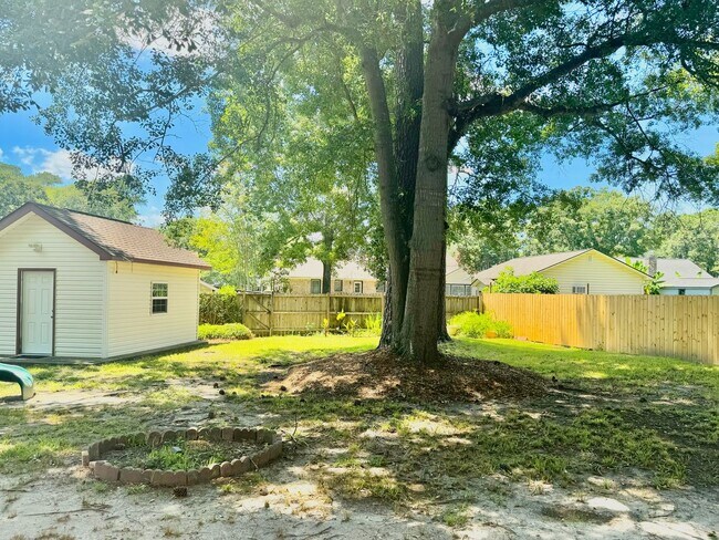 Building Photo - 3/2 Brick Home in Crowfield Plantation in Goose Creek!