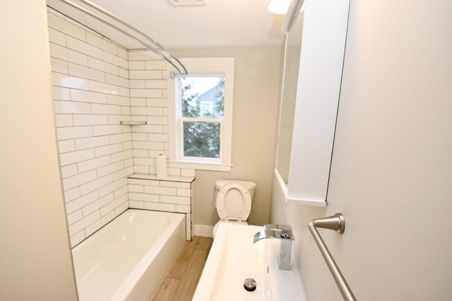 Building Photo - Close to Notre Dame, newly remodeled 3 bed...