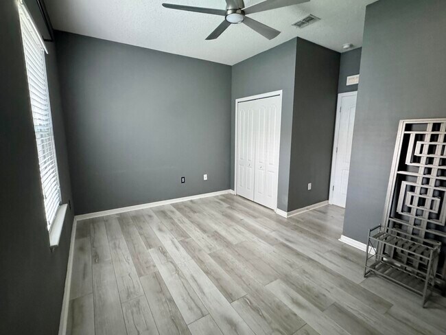 Building Photo - 520 SW Dailey Ave