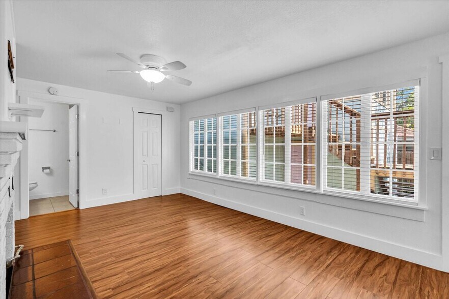 Living room - 539 6th St N