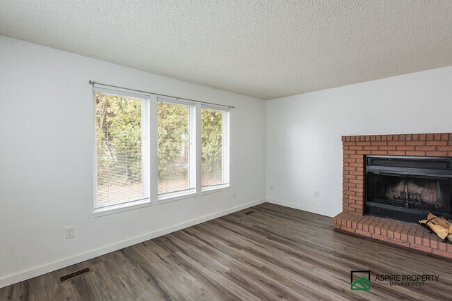 Building Photo - New Renovated 2 Bed 2 bath Townhome
