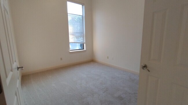 Building Photo - 760 Wedgewood Ave