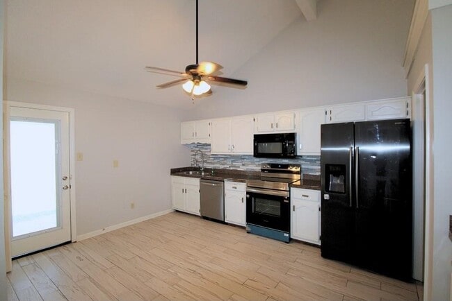 Building Photo - 5558 Oak Branch Cir N