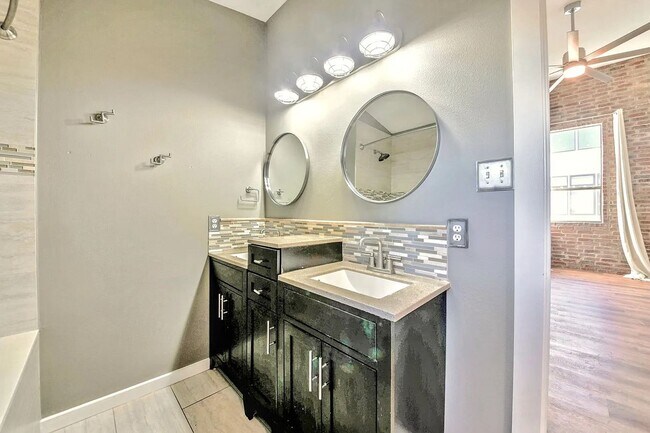 Building Photo - Stylish Two Story Townhome in the Cedars District of Dallas