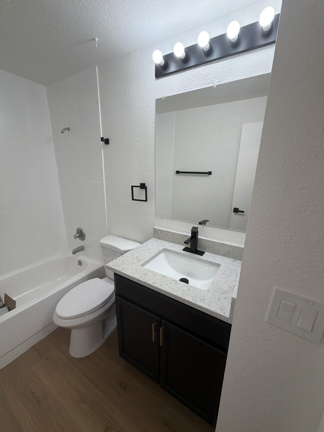 Building Photo - 250 N 11th Ct