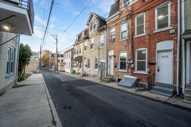 Building Photo - Affordable 3BR Home with Private Yard – Walk to Downtown!