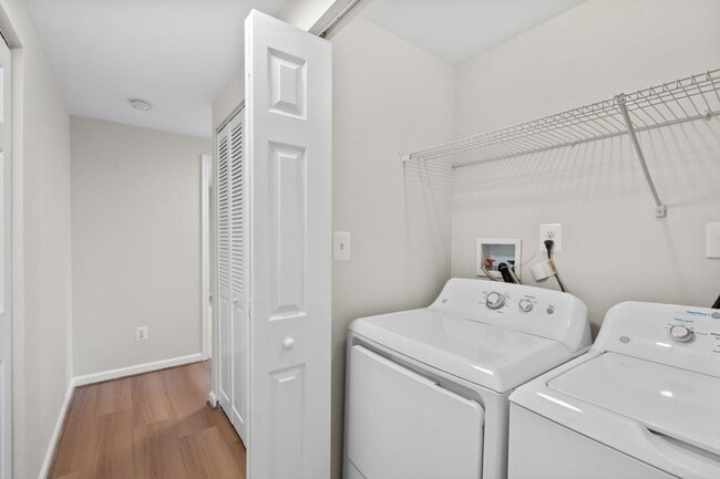Building Photo - Condo in Woodside Square. 3Br / 1Ba Renovated. Garage.