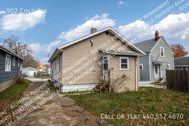 Building Photo - 902 Cole Ave