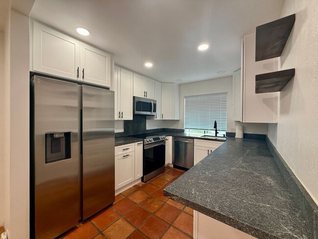 Building Photo - Beautiful 3 bedroom (2 bed + den/office) t...