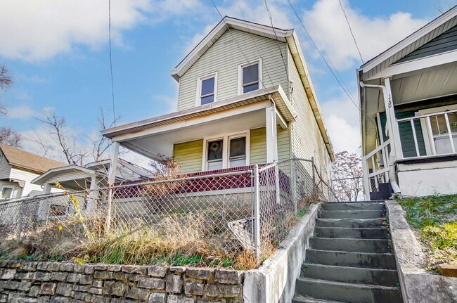 Building Photo - Three Bedroom Home in Hamilton!