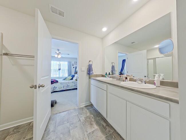 Building Photo - 882 Quaint Parish Cir