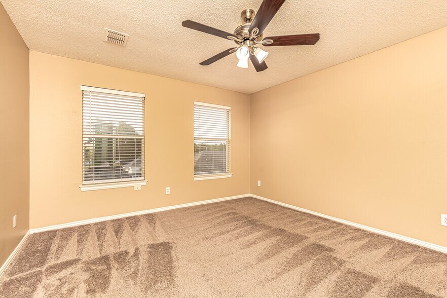 Building Photo - 520 Picketts Dr