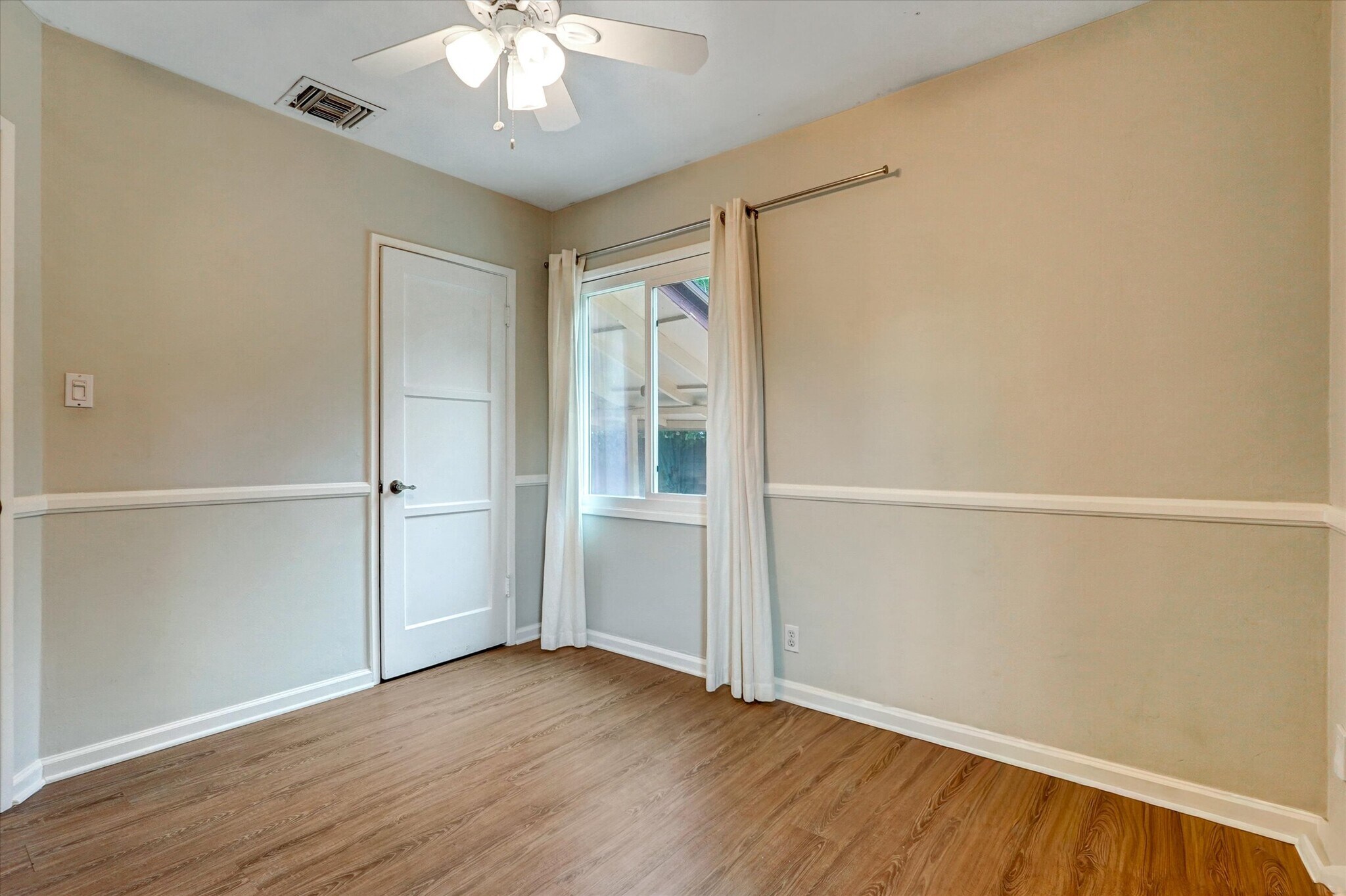 Building Photo - 5863 Alonzo Ave