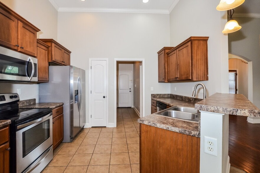 Building Photo - 2647 Champion Hills Dr