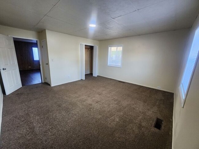 Building Photo - Cute 3 Bedroom Home