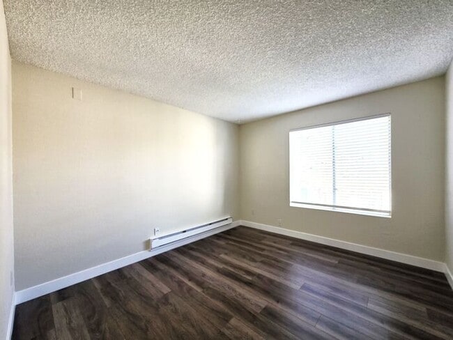 Building Photo - Updated Ground-Floor Two-bedroom One-bathr...