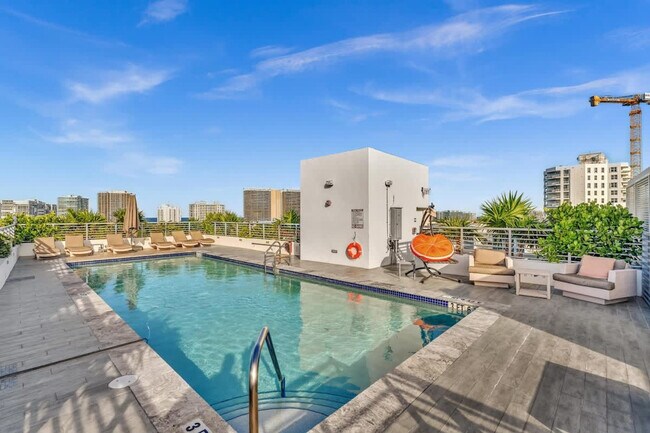 Building Photo - 9901 E Bay Harbor Dr