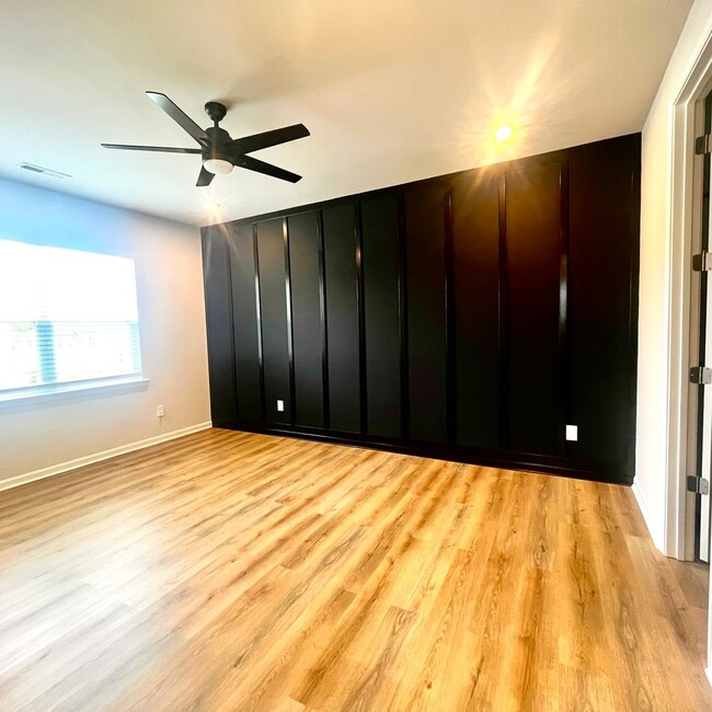 Building Photo - ** MOVE -IN SPECIAL! $500 off the first month's rent if approved application received by 06/30/20...