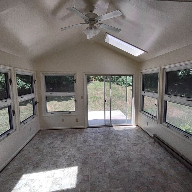 Building Photo - 3 Bedroom Home with Carport in Blacksburg