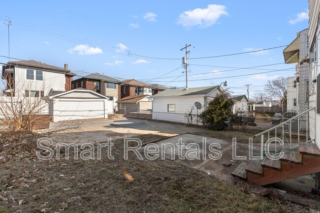 Building Photo - 5065 Lindenwood Ave