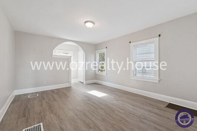 Building Photo - 1735 Roosevelt Cir