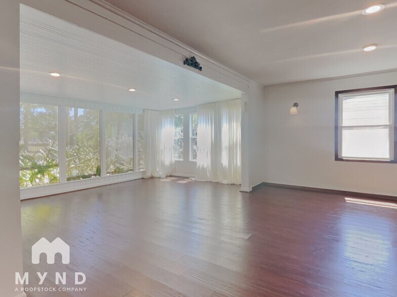 Building Photo - 6907 Schiller St