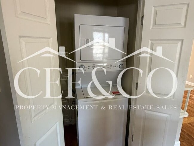 Building Photo - Spacious home now available!