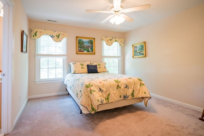 Building Photo - Gorgeous and Spacious 4 Bedroom home, Golf Course Views, Premium Finishes, Pet Friendly!