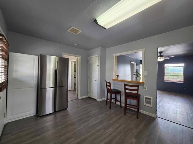 Building Photo - Charming 2 Bedroom With Valley View!