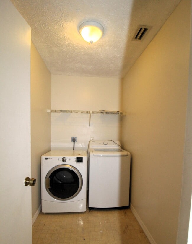 Building Photo - 2237 SE Gaslight St