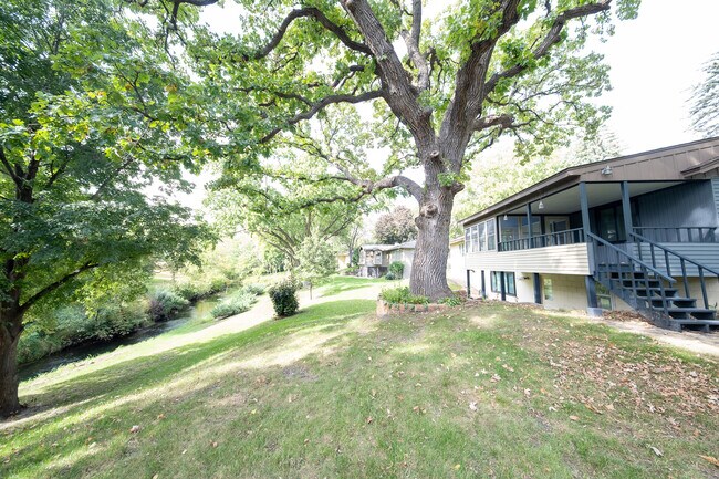 Building Photo - 9424 Thomas Rd