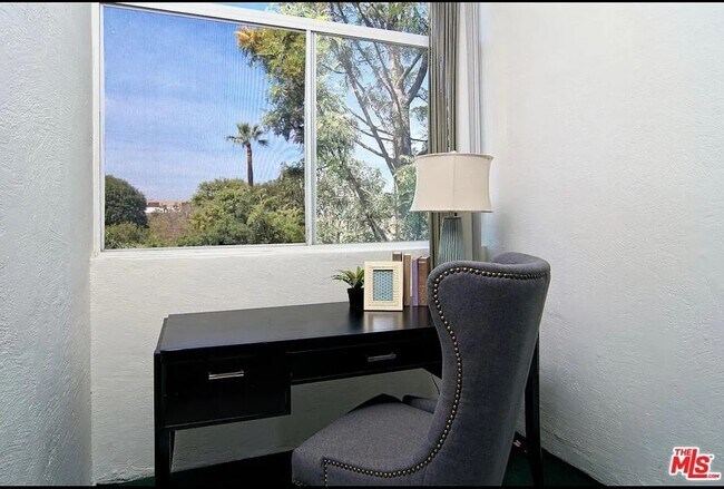 Building Photo - 2027 Beloit Ave