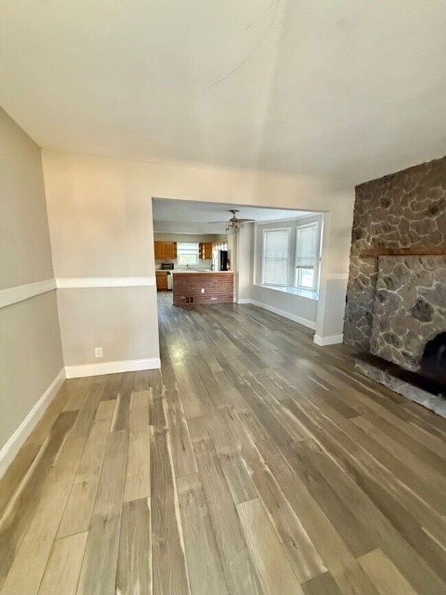 Building Photo - Charming 3-Bedroom Twin Home for Rent in L...