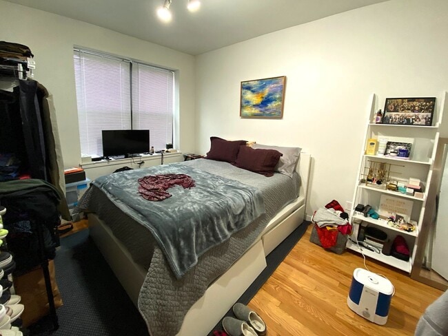 Building Photo - Bright and Sunny 1 Bedroom in UK Village- Laundry, Central Heat/AC, Free Fast Internet Included