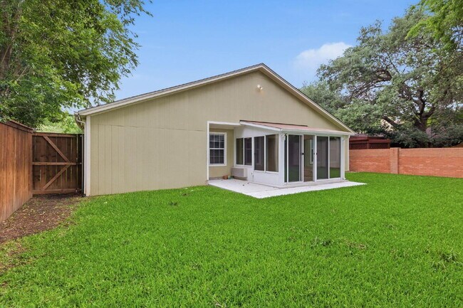 Building Photo - "Beautifully Maintained 3-Bedroom, 3-Bath Gem with Modern Updates, Spacious Living and Exceptiona...